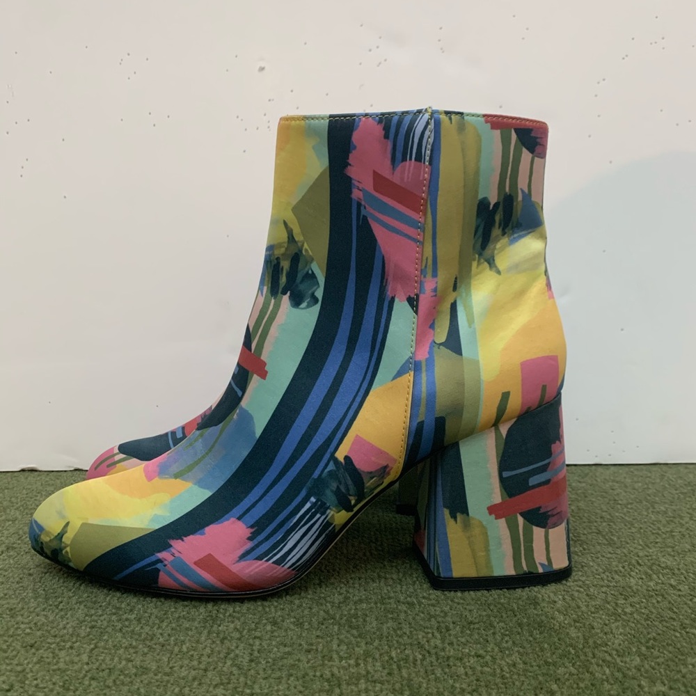 Nicole Miller Artelier Graphic Boots